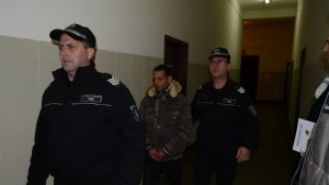 13годишна признава в съда натопила баща си че я насилва