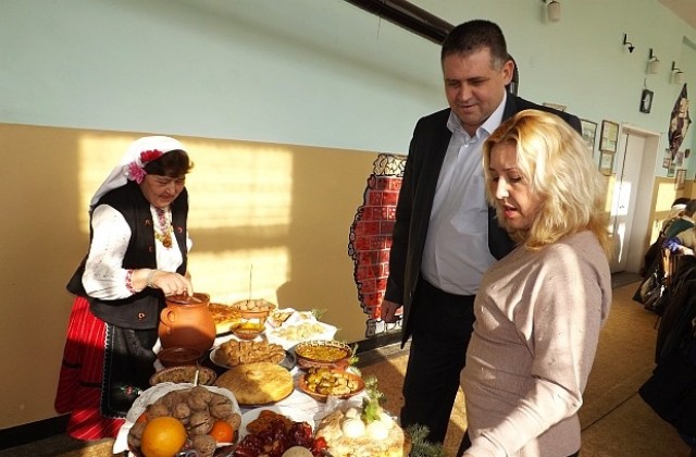 Жени-коледари посрещнаха кмет и заместник областен в Топчии