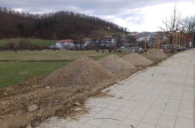 Нови паркинги никнат в Кирково заради потока от коли през Маказа