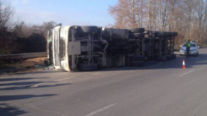 Катастрофа на ул Девня обърна се камион със зърно