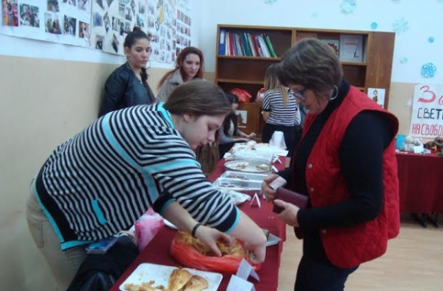 Близо 200 лв. събраха от Коледния базар в Хуманитарна гимназия