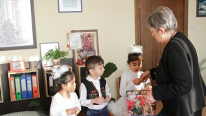 Деца от ЦДГ Радост рисуваха новогодишни картички