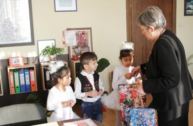 Деца от ЦДГ „Радост“ рисуваха новогодишни картички