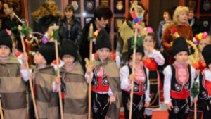 Коледари огласиха с песни и наричания Община Варна
