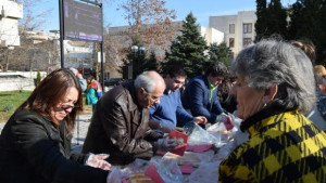В навечерието на празниците ГЕРБ почерпи горнооряховчани с баница
