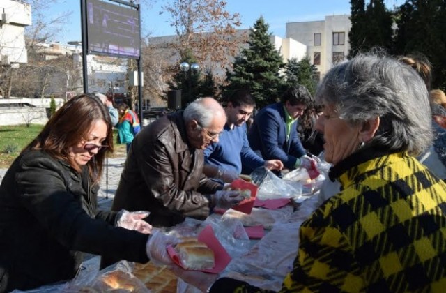 В навечерието на празниците ГЕРБ почерпи горнооряховчани с баница