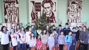 БЧК раздаде коледни хранителни пакети на деца в риск