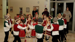 Деца от детски градини и ясли коледуваха в Община Стара