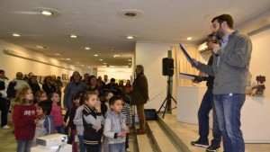 С коледен търг и базар набират средства за талантливи деца