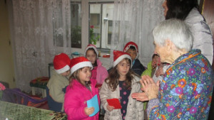 Деца зарадваха с подаръци потребителите на Домашния социален патронаж в