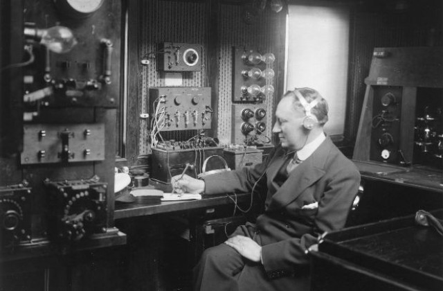 21 декември: За първи път радиовълни свързват Великобритания и Северна Америка