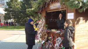 Благотворителен базар на сурвачки пред общината в Димитровград