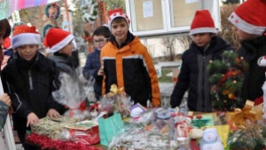 Деца помагат на деца