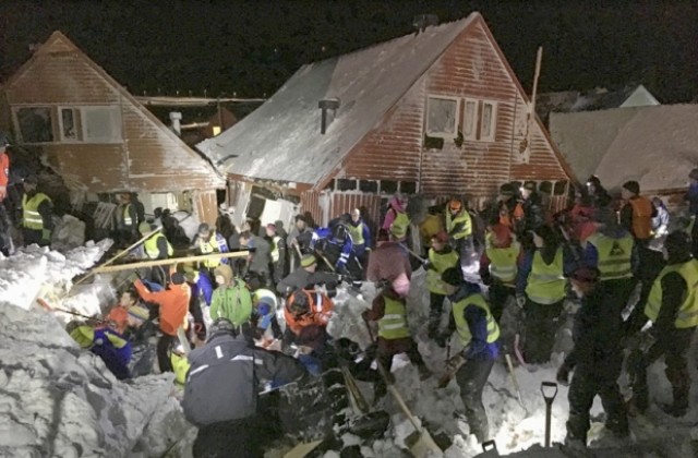 Лавина затрупа къщи в Норвегия (СНИМКИ)