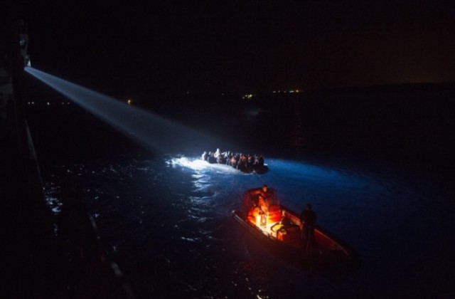 Кораб с над 100 души на борда бедства край Индонезия