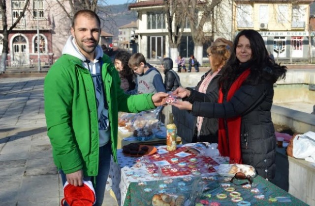 В Дебелец събраха средства за самотни хора и многодетни семейства