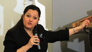 Министър Павлова реже ленти предколедно