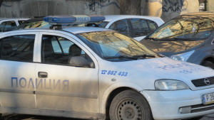 Кола прегази паднал на пътя пешеходец