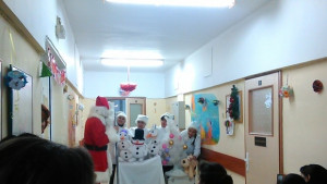 Деца посрещнаха с артистично шоу Коледа в болница Света Анна