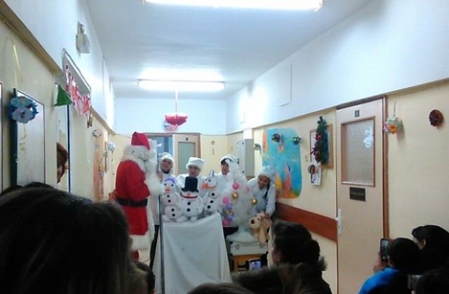 Деца посрещнаха с артистично шоу Коледа в болница „Света Анна“