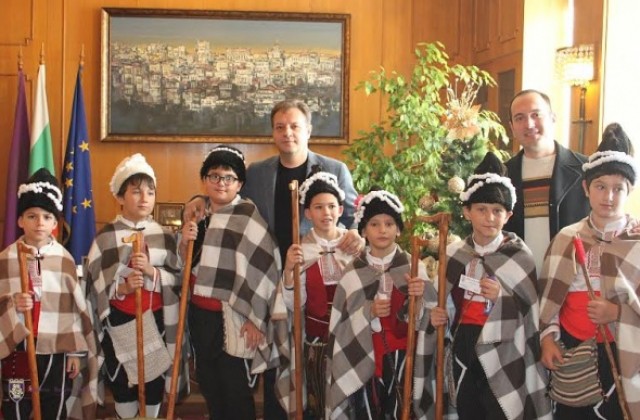 Коледари от ОУ „Петко Р. Славейков” гостуваха на кмета Даниел Панов