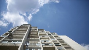 След страстни дебати повишиха данъка за имотни сделки