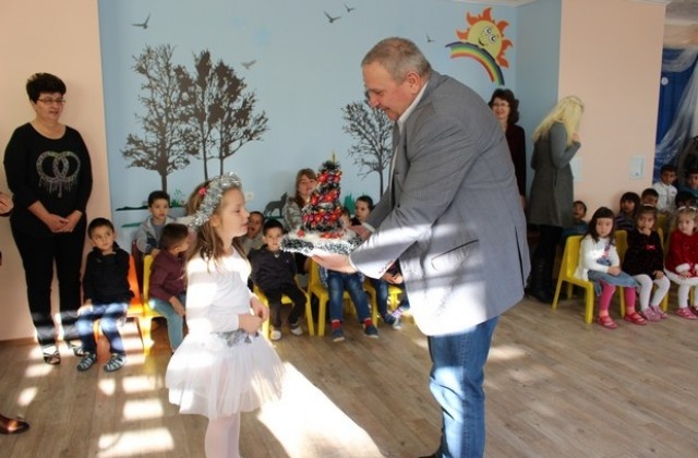 Богата празнична програма в любимецките детски градини