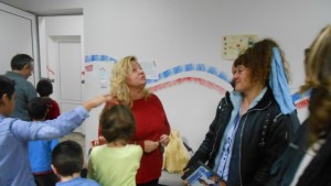 Фирма дари обувки и дрехи на деца от дом