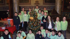 Деца украсиха елхата в храм Света Троица
