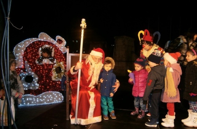 Децата в Плевен посрещнаха Дядо Коледа на градския площад