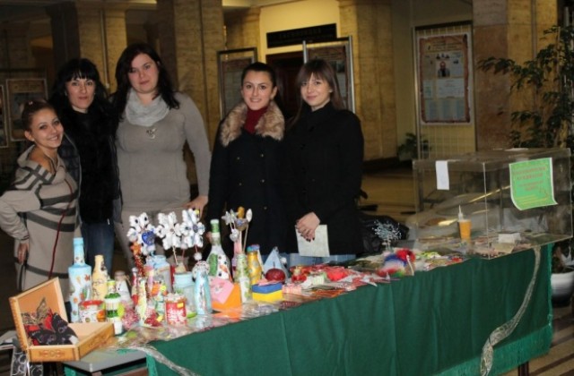 Студентите от „Палитра“ направиха благотворителен базар в помощ на колега
