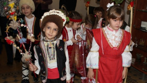 Коледни песни и наричания изпълниха сградата на Община Плевен