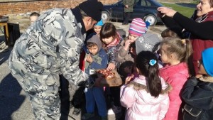 Община Тунджа и Авиобаза Безмер с подаръци за възрастните хора