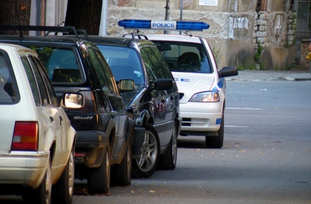 Младежи чупиха коли във Враца