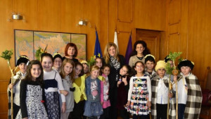 Коледарчета от В Търново и Дебелец пожелаха здраве за всички