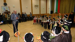 Коледарчета поздравиха областния управител на Видин и неговия екип