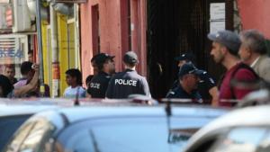 Масови струпвания на мъже с неясен произход тормозят хората в