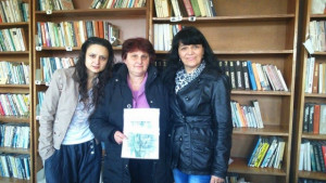 Председателката на Жени ГЕРБ Бобошево Даниела Стоянова подари енциклопедии на