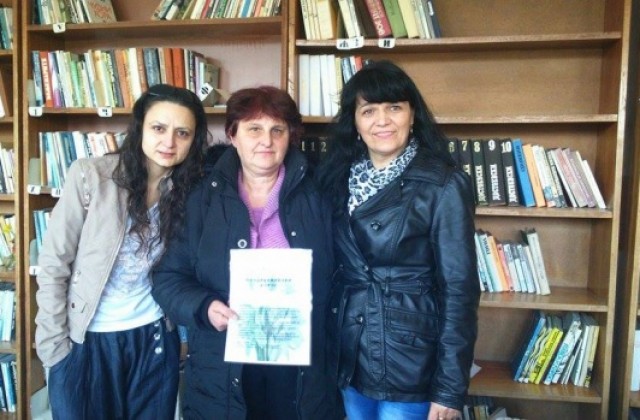 Председателката на Жени ГЕРБ - Бобошево Даниела Стоянова подари енциклопедии на децата от ЦДГ Здравец”