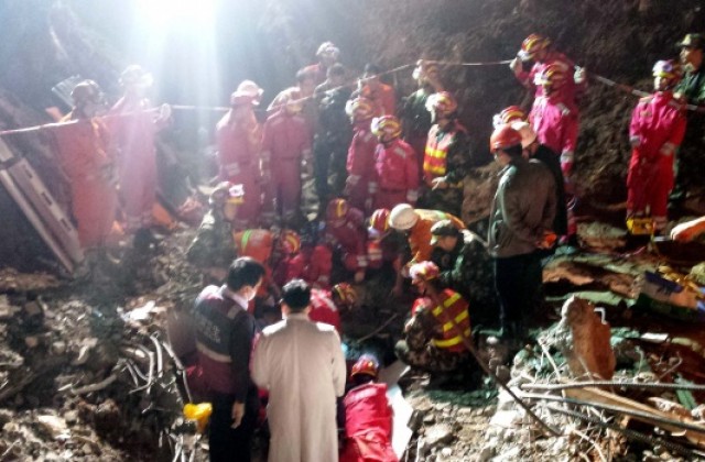 Спасиха двама души, прекарали 70 часа под развалините на свлачище в Китай