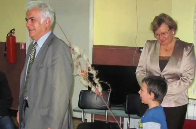 Кметът на Ловеч занесе коледни подаръци на децата от ЦДГ „Люляче