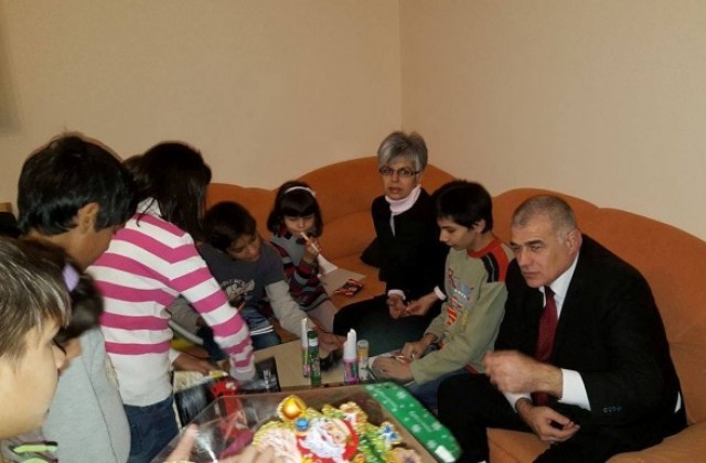 Солидарна Коледа за 40 деца от Малък групов дом