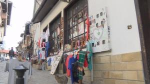 Сувенири с български символи най търсени на Самоводската чаршия по