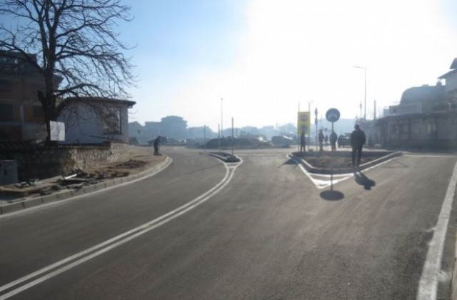 Банско посреща празниците с ново кръгово кръстовище