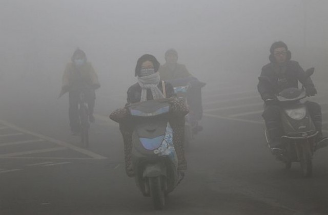 Китайски градове обявяват червена тревога заради смог