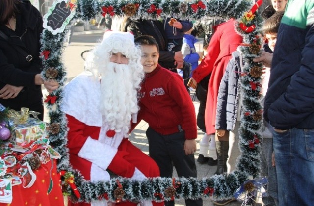 Деца и възрастни се снимаха с Дядо Коледа в Хасково