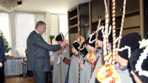 Коледари поздравиха управниците на Враца и Видин