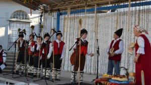 Коледарски песни огласиха центъра на Казанлък