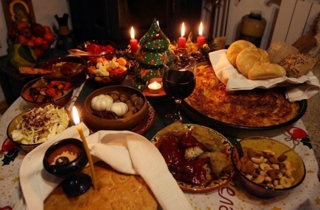 На Коледа трапезата е богата и не се вдига цял ден