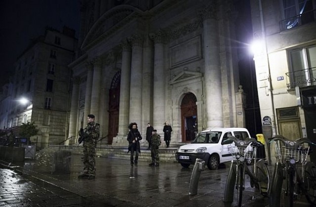 Стотици вярващи бяха евакуирани от църква във Франция заради съмнителна кола